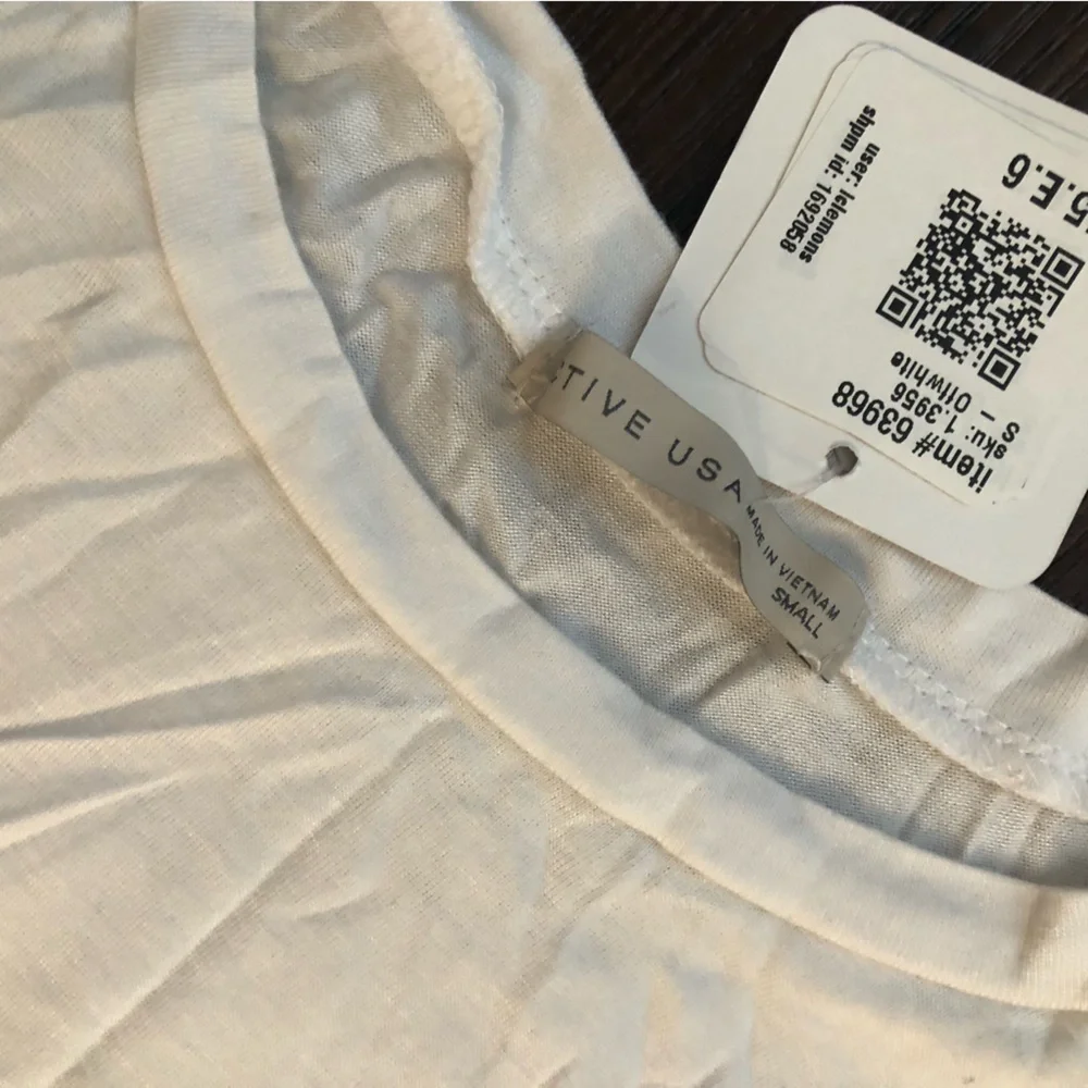 Basic white tank - Picture 2 of 2